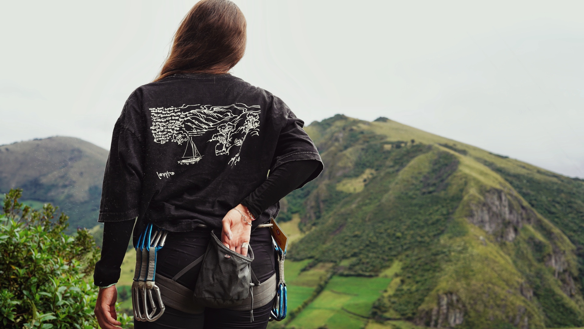 Quiet road through open sky in Bali — Loustra homepage hero
